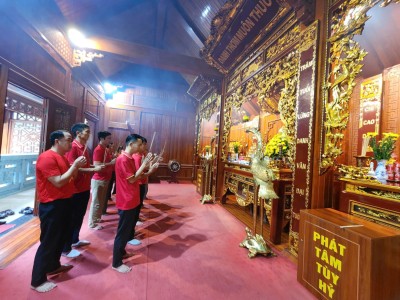 TẬP THỂ CÁN BỘ, GIÁO VIÊN TRƯỜNG THCS VÕ NGUYÊN GIÁP DÂNG HƯƠNG TRI ÂN VÀ THĂM HỎI CÁC GIA ĐÌNH NGƯỜI CÓ CÔNG NHÂN DỊP 27/7/2026