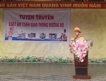 Cảnh sát giao thông tỉnh Điện Biên tuyên truyền tại trường