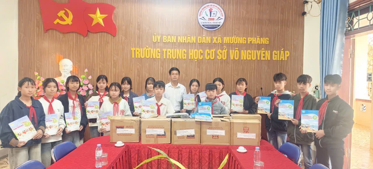 Nhận sách giáo khoa được hỗ trợ