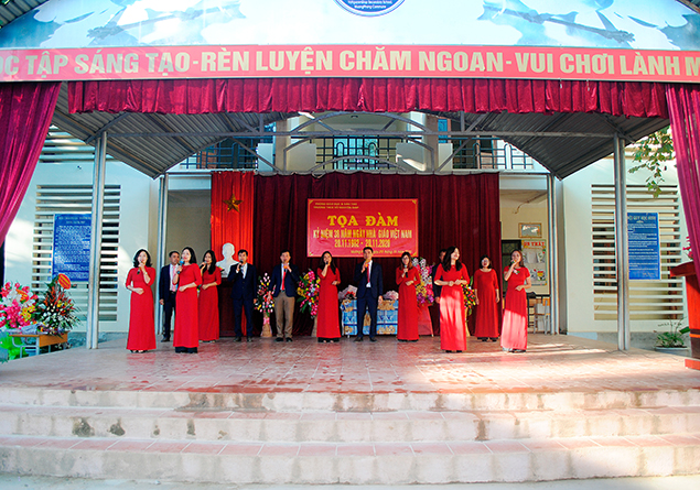 TRƯỜNG THCS VÕ NGUYÊN GIÁP TỔ CHỨC TỌA ĐÀM  KỈ NIỆM 38 NĂM NGÀY NHÀ GIÁO VIỆT NAM