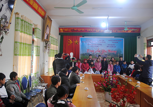 Đoàn thiện nguyên trao quà cho học sinh