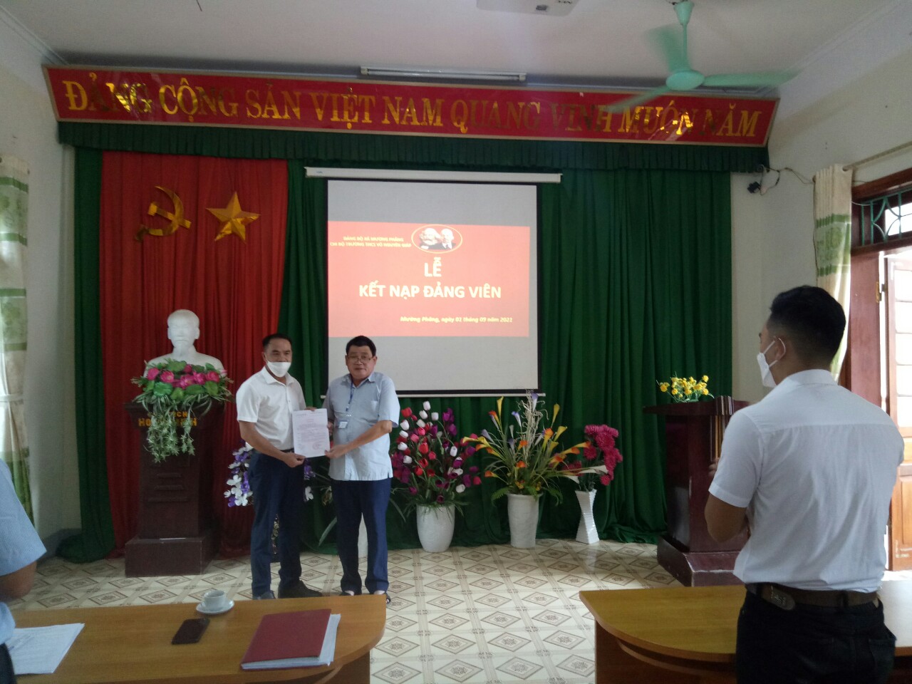 LỄ KẾT NẠP ĐẢNG VIÊN MỚI