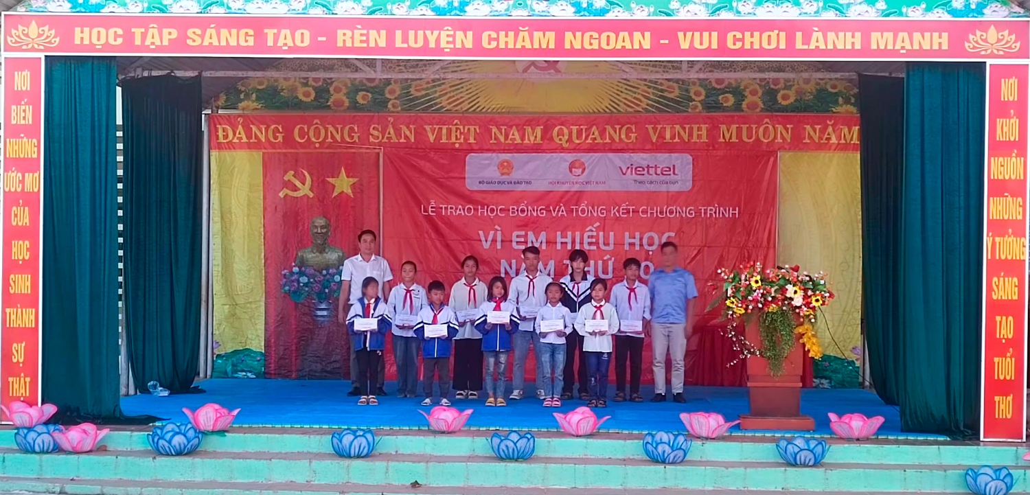 LỄ TRAO HỌC BỔNG CHƯƠNG TRÌNH VÌ EM HIẾU HỌC