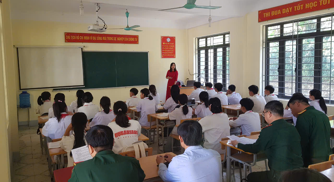 Đoàn kiểm tra công tác giáo dục quốc phòng và an ninh dự giờ thăm lớp