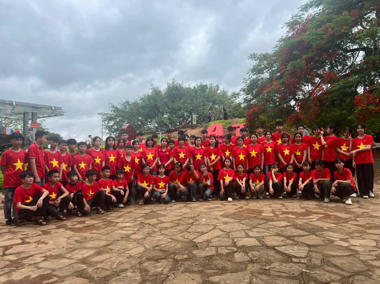 HỌC SINH TRƯỜNG THCS VÕ NGUYÊN GIÁP XÃ MƯỜNG PHĂNG TRẢI NGHIỆM THỰC TẾ TẠI CÁC ĐỊA DANH LỊCH SỬ TẠI ĐIỆN BIÊN